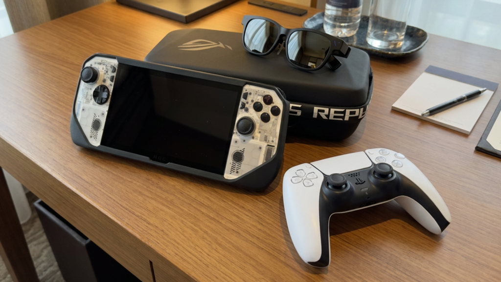 ホテルの机に置いたROG Ally X・VITURE Beast・収納ケース・DualSenseコントローラー